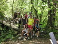 Grupo de ciclistas en ruta