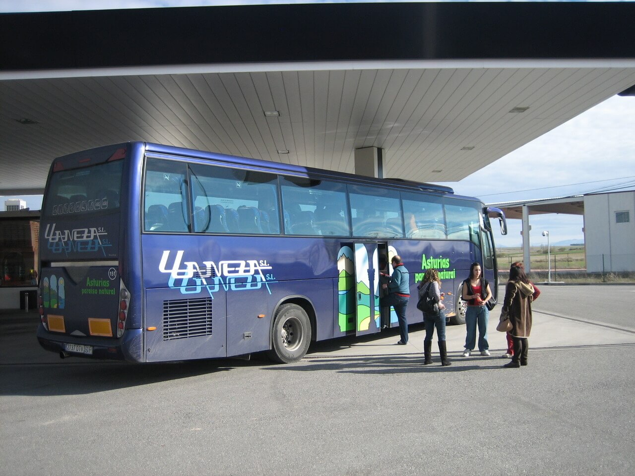 Autobuses Llaneza con el slogan de Asturias Paraíso Natural