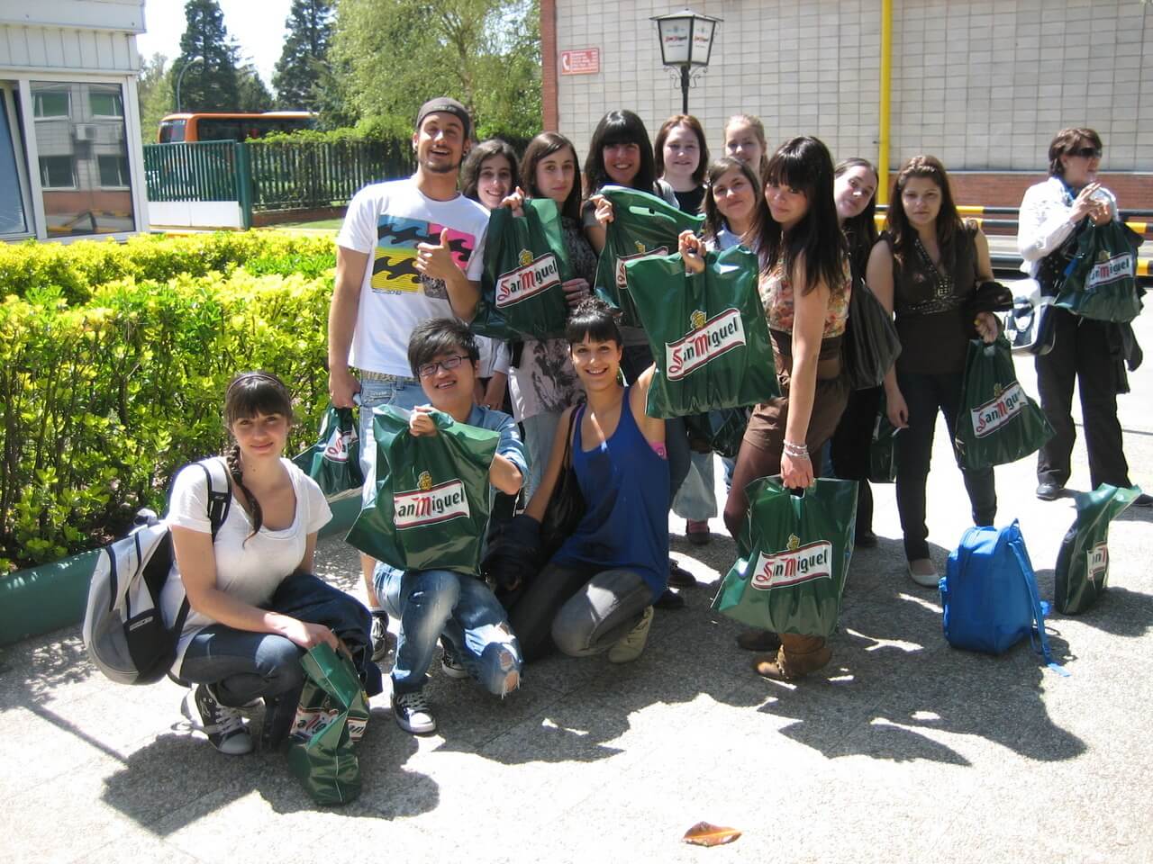 Foto de grupo en la fábrica de cervezas
