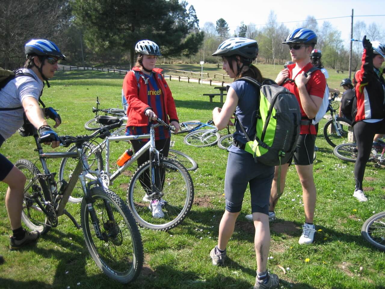 Grupo de ciclistas recorriendo los concejos de Gijón y Villaviciosa