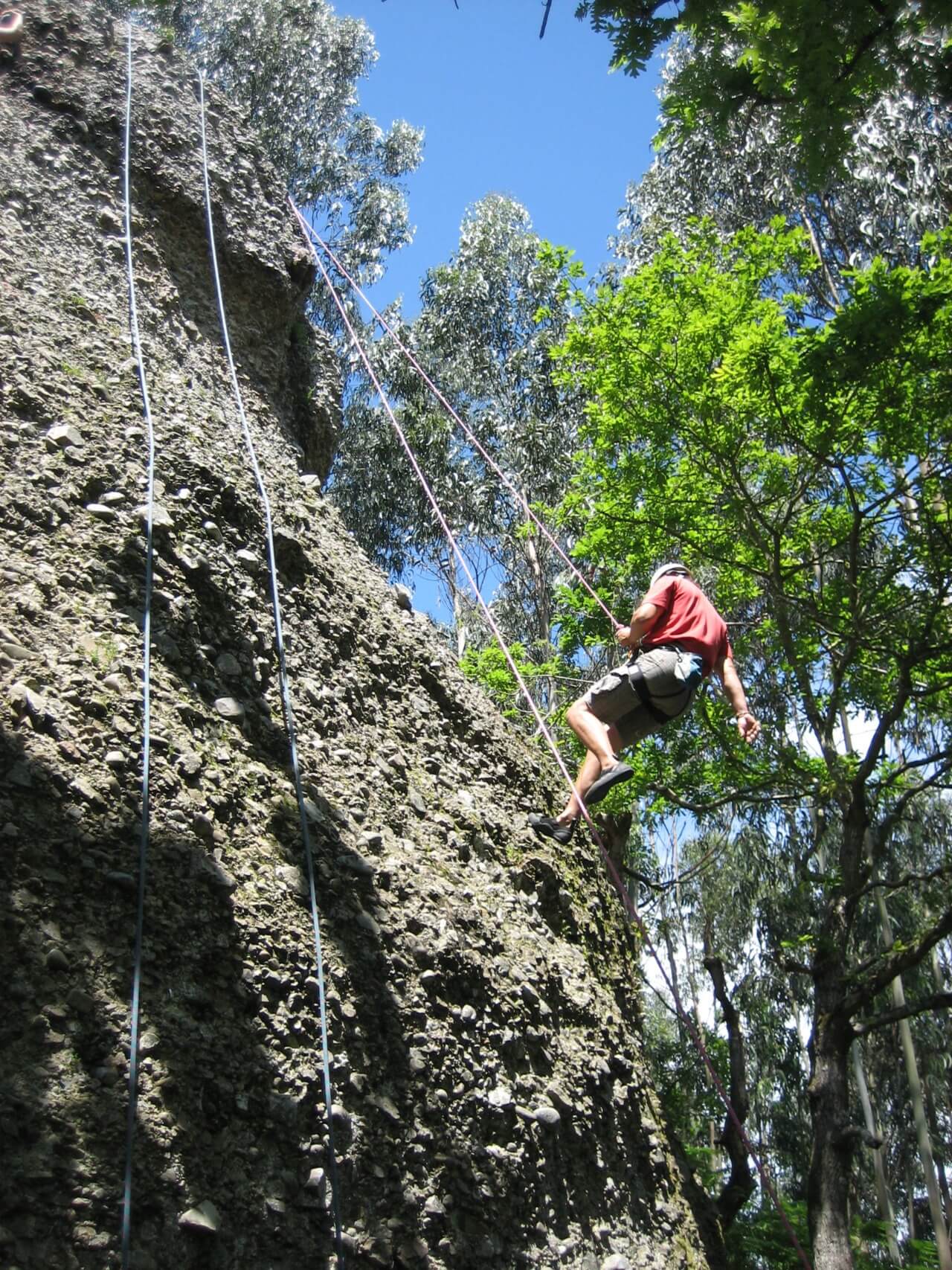 Práctica de escalada en los acantilados de la playa de La Ñora, Asturias