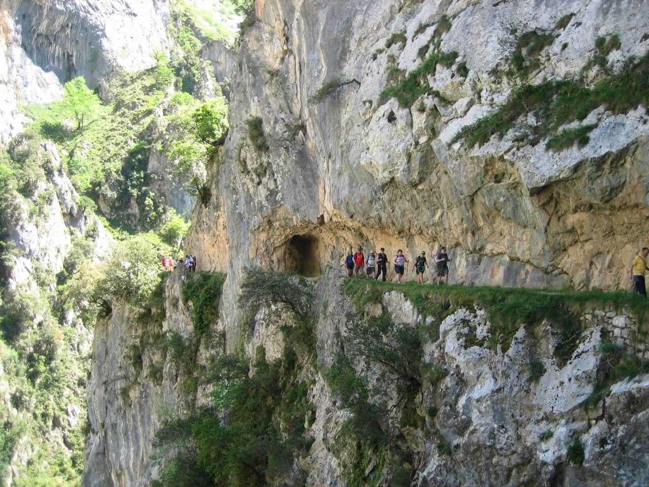 Recorrido de la Ruta del Cares con impresionantes desniveles y vistas de la garganta del río Cares
